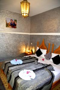 A bed or beds in a room at Riad Jenan Adam