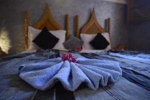 A bed or beds in a room at Riad Jenan Adam