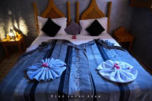 A bed or beds in a room at Riad Jenan Adam