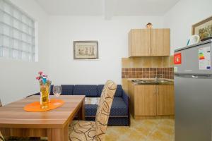 Kuchyň nebo kuchyňský kout v ubytování Apartments Dora