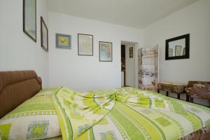 Postel nebo postele na pokoji v ubytování Apartments Dora