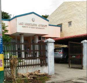 un bâtiment avec une voiture garée devant lui dans l'établissement SCJ 1 Fully Furnished Home near SM Batangas, à Batangas City