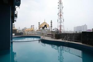 a large pool of water in front of a building at RedLiving Apartemen Saladdin Mansion - RAN Management in Depok