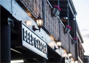 una señal en el lateral de un edificio con luces en The Woolpack Hotel, en Mudgee