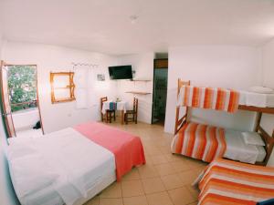 1 Schlafzimmer mit 2 Etagenbetten und einem Tisch in der Unterkunft Los Faroles in Pacasmayo