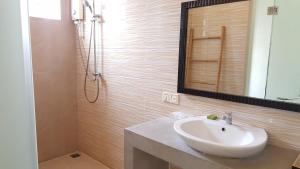 y baño con lavabo, espejo y ducha. en Bamboo9 Boutique, en Phnom Penh