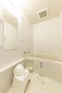 福岡市にあるSG RESIDENCE INN HAKATAの白いバスルーム(トイレ、鏡付)