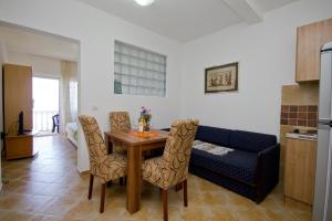 Kuchyň nebo kuchyňský kout v ubytování Apartments Dora
