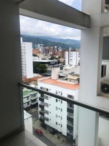 uma vista a partir da varanda de um edifício em Apartamento cómodo en la ciudad bonita em Bucaramanga