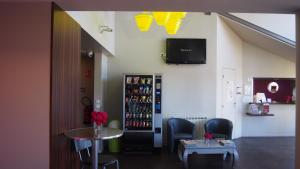 The lounge or bar area at Kyriad Direct Macon Sud
