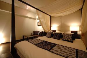 Un pat sau paturi într-o cameră la AROMA BARU (Adult Only)