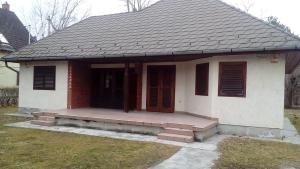 una piccola casa con portico e tetto di Picurka Apartman a Siófok