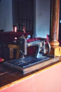 a sewing machine sitting on top of a table at Zlatna ribka in Kokolyane