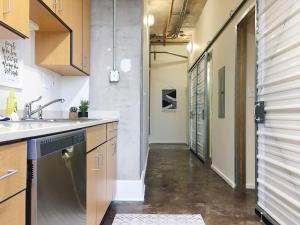 Dapur atau dapur kecil di City Loft w/ View of Gay St