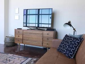 Televisyen dan/atau pusat hiburan di City Loft w/ View of Gay St