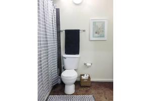 Ένα μπάνιο στο City Loft w/ View of Gay St