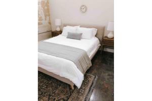 Ένα ή περισσότερα κρεβάτια σε δωμάτιο στο Historic Sterchi Loft on Gay St