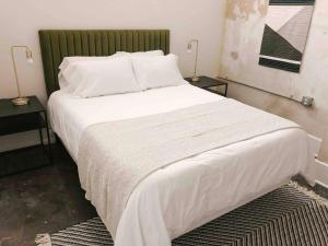 En eller flere senge i et værelse på Historic Sterchi Loft on Gay St