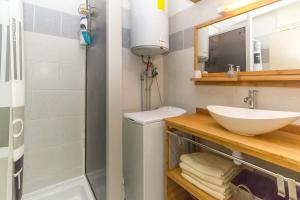 La salle de bains est pourvue d'un lavabo et d'une douche. dans l'établissement Boucan Beach Joli studio vue mer à Boucan Canot, à Boucan Canot