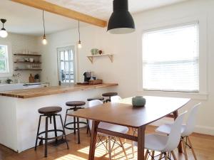 Kuchyň nebo kuchyňský kout v ubytování 1940's Bungalow near Downtown & UT Campus