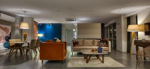 ein Wohnzimmer mit einem Sofa und einem Tisch in der Unterkunft Arkk Homes in Antalya