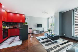Kuchyňa alebo kuchynka v ubytovaní P&O Apartments Wola Tarasy