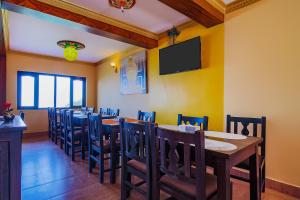 une salle à manger avec une grande table et des chaises dans l'établissement Hotel Everest Window View, à Nagarkot