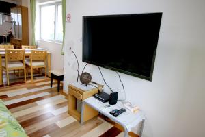 TV a/nebo společenská místnost v ubytování guesthouse yu -SEVEN Hotels and Resorts-