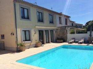 Bazén v ubytování Hôtel l'Aragon nebo v jeho okolí