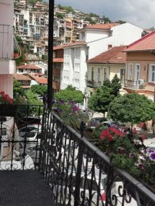 uma varanda com vista para a cidade em Къща за гости ДаРая em Veliko Tarnovo