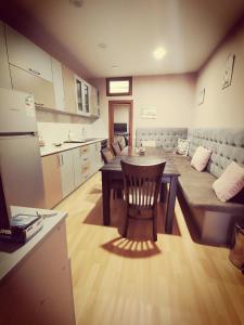 cocina grande con mesa y sofá en Къща за гости ДаРая, en Veliko Tŭrnovo