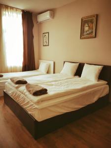 - 2 lits jumeaux dans une chambre avec fenêtre dans l'établissement Къща за гости ДаРая, à Veliko Tarnovo