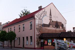 un edificio con una pintura de una iglesia a su lado en Old town apartment - self check in, en Võru