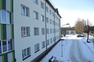 Kış mevsiminde Valmieras tehnikuma dienesta viesnīca