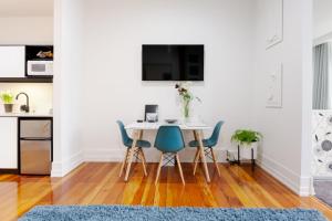 eine Küche und ein Esszimmer mit Tisch und Stühlen in der Unterkunft Private apartments in a Landmark Heritage Building in Auckland