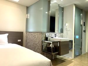 Una cama o camas en una habitación de de rěve Express Hotel
