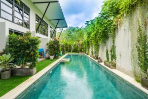 Kolam renang di atau di dekat Berawa Loft by Betterplace