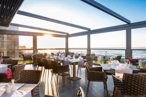 Un restaurant sau alt loc unde se poate mânca la Porto Platanias Beach Luxury Selection - Adults Only