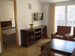 a living room filled with furniture and a window at Obaga Blanca & Spa in Canillo