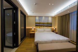 A bed or beds in a room at Atour Hotel (Dongying Huanghe Road)