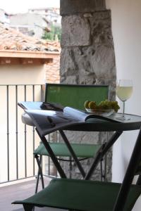 einen Tisch mit einem Teller Essen und einem Glas Wein in der Unterkunft Il Lupo Rosso in Santu Lussurgiu