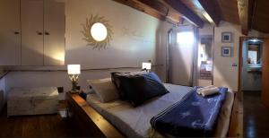 シラクーサにあるCasa Annaのベッドルーム1室(青い毛布付きのベッド1台付)