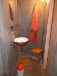 a small bathroom with a sink and a mirror at Mamuna Casas Loft in Uspallata