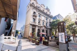 杭州浙大圆正兰社酒店的一群站在建筑物前的人