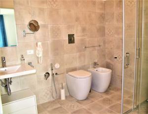 Vannituba majutusasutuses TOREMARE SUITE MARZAMEMI
