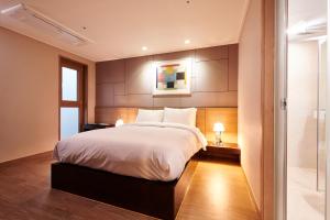 New Raon Stay客房内的一张或多张床位