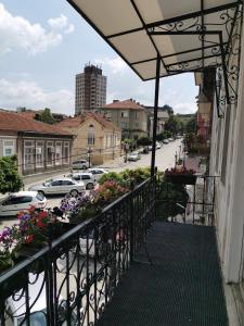 uma varanda com um ramo de flores numa rua em Къща за гости ДаРая em Veliko Tarnovo