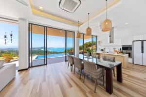 a kitchen and dining room with a table and chairs at Luxury Verano Residence 3 Bedroom Seaview Villa Chaweng Noi in Bophut 