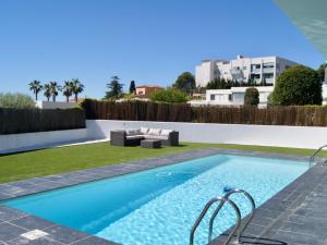 una piscina en el patio trasero de una casa en BarcelonaVacances-Villa diamante, en Arenys de Mar