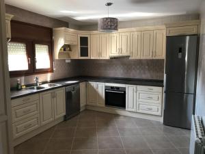Η κουζίνα ή μικρή κουζίνα στο Casa individual con piscina miami playa